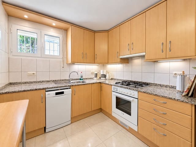 3 quarto Moradia para venda em Canuta, Calpe / Calp com piscina garagem - 650 000 € (Ref: 10095776)