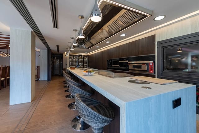 4 sypialnia Willa na sprzedaż w Calpe / Calp z basenem garażem - 2 520 000 € (Ref: 8937859)