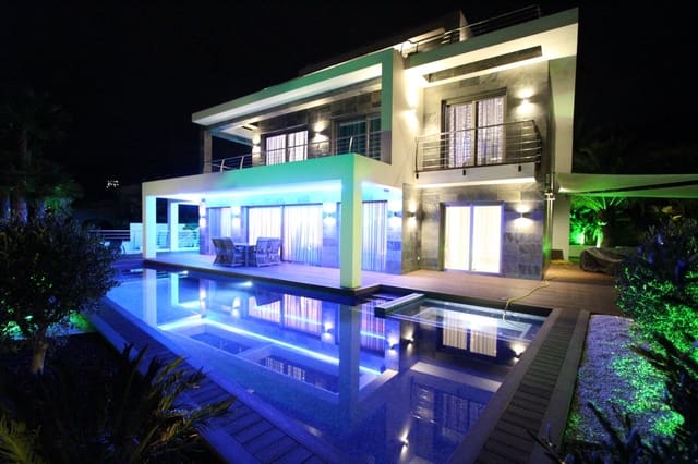 Chalet de 4 habitaciones en Calpe / Calp en venta con piscina garaje - 1.890.000 € (Ref: 8937860)