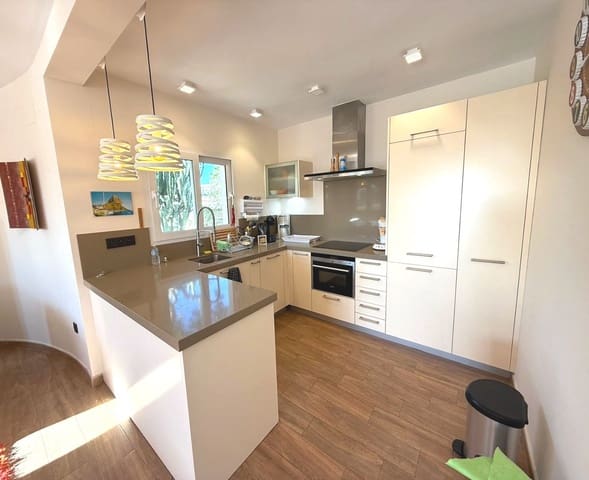 4 makuuhuone Huvila myytävänä paikassa Calpe / Calp mukana uima-altaan 
autotalli - 745 000 € (Ref: 9610307)