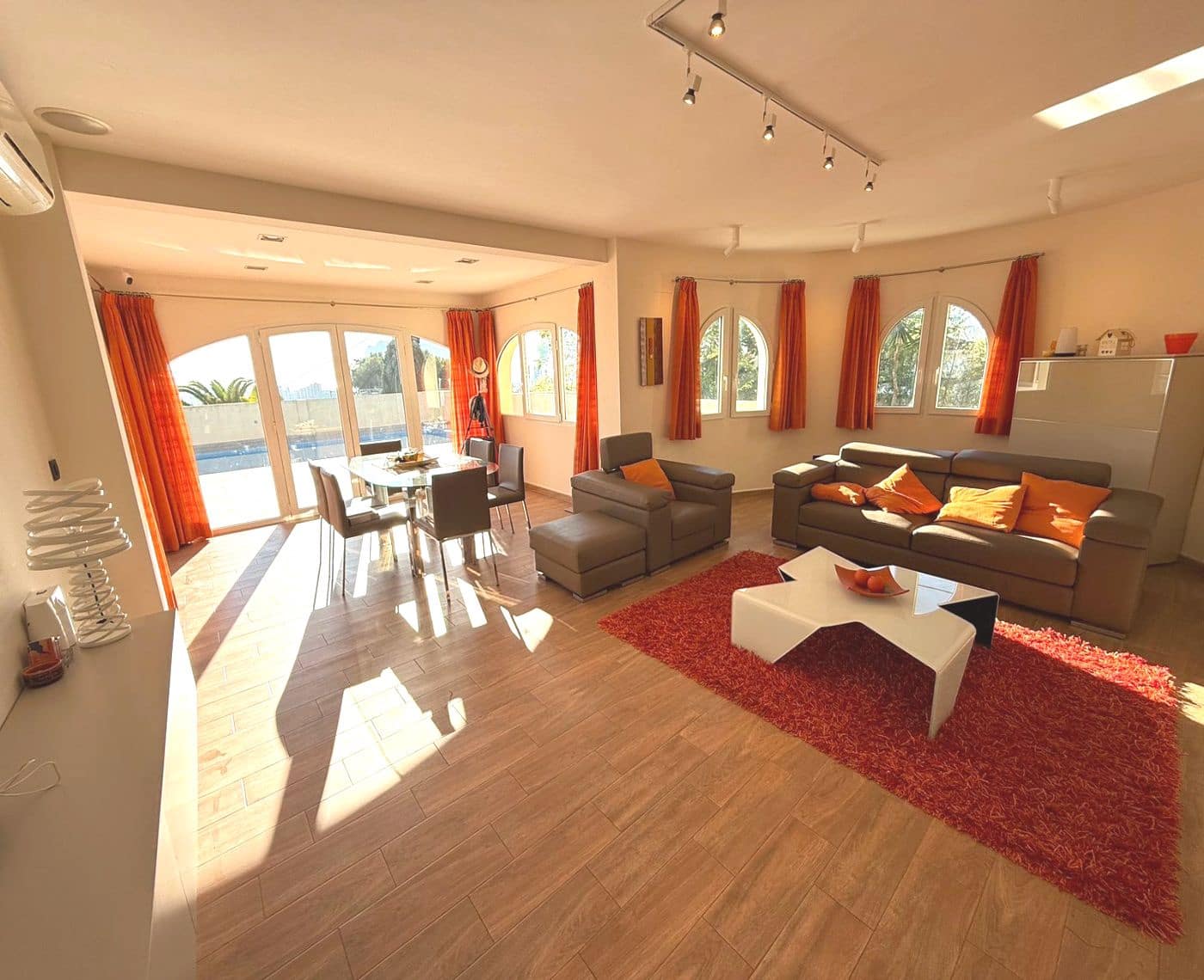 4 makuuhuone Huvila myytävänä paikassa Calpe / Calp mukana uima-altaan 
autotalli - 745 000 € (Ref: 9610307)