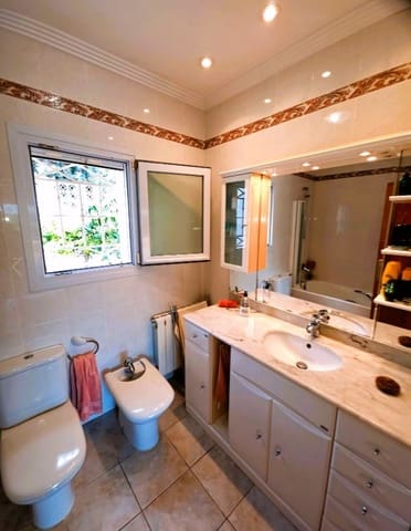 3 makuuhuone Huvila myytävänä paikassa Moraira, Teulada-Moraira mukana uima-altaan 
autotalli - 695 000 € (Ref: 9750973)