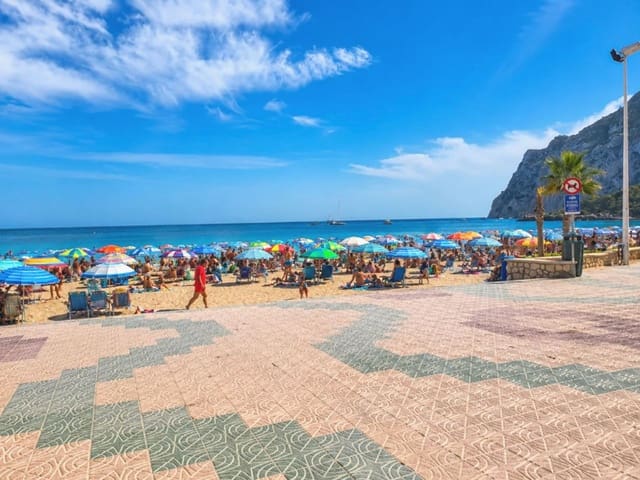 Commercieel te koop in Calpe / Calp met zwembad garage - € 450.000 (Ref: 9854487)