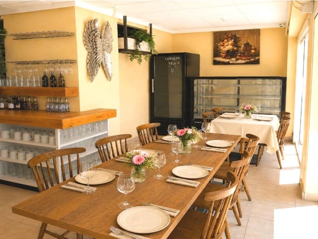 Commercieel te koop in Calpe / Calp met zwembad garage - € 450.000 (Ref: 9854487)