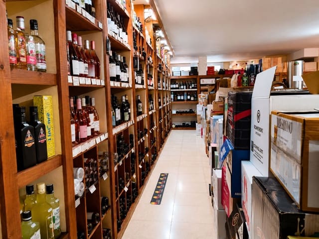 Commercieel te koop in Teulada Pueblo, Teulada-Moraira met garage - € 220.000 (Ref: 9983337)