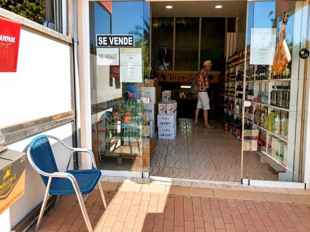 Commercieel te koop in Teulada Pueblo, Teulada-Moraira met garage - € 220.000 (Ref: 9983337)