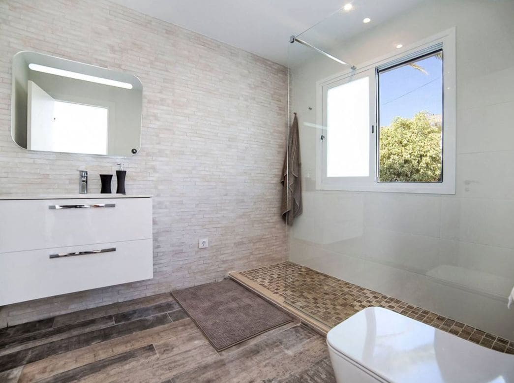 5 sypialnia Willa na sprzedaż w Calpe / Calp z basenem garażem - 750 000 € (Ref: 9997753)