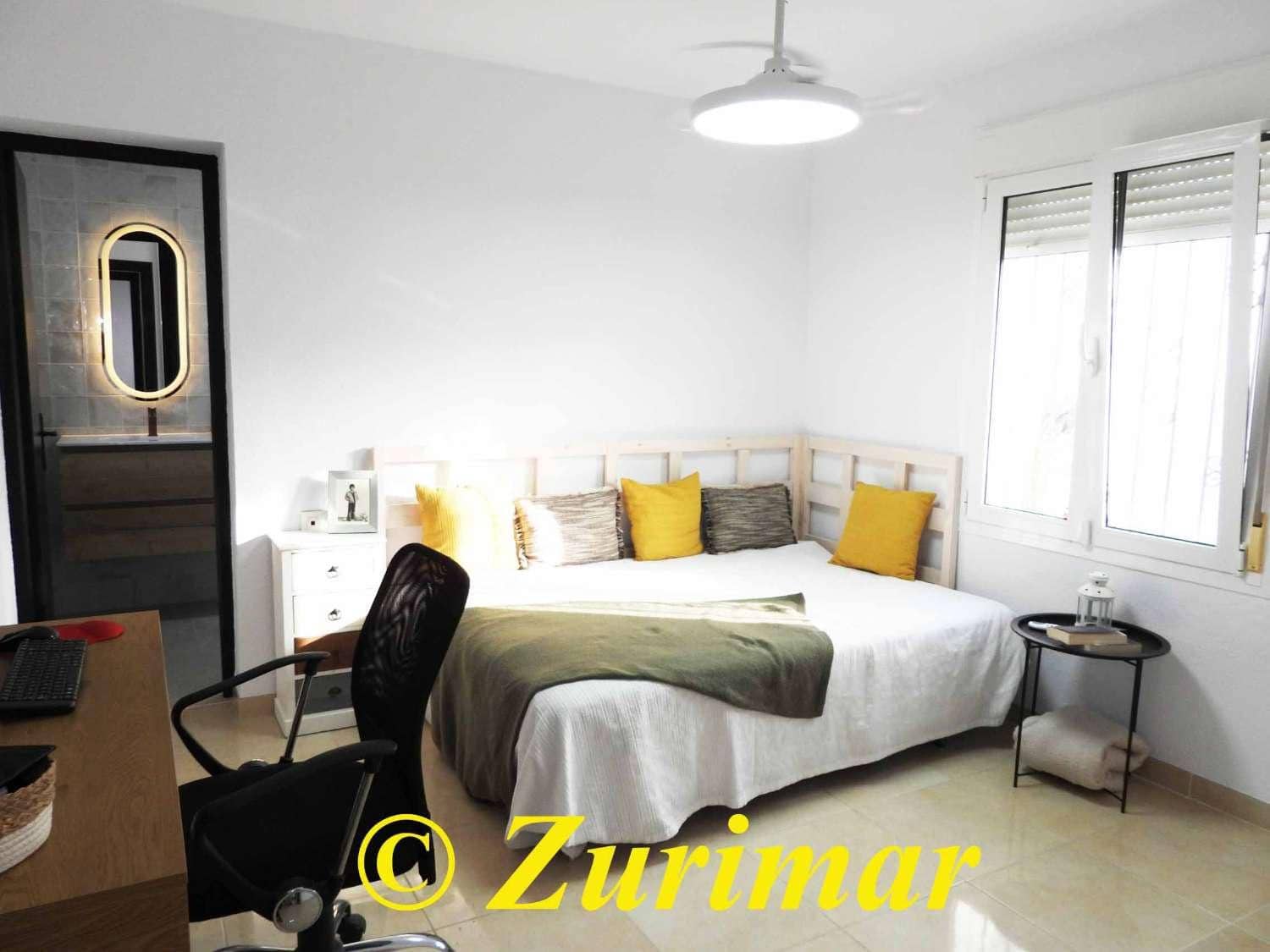 4 bedroom Villa for sale in Roquetas de Mar with garage - € 650,000 (Ref: 10123361)