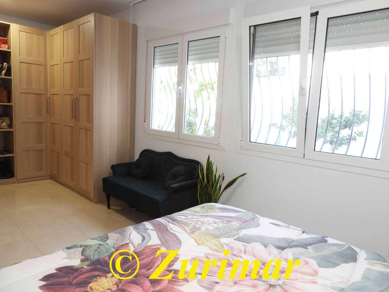 4 bedroom Villa for sale in Roquetas de Mar with garage - € 650,000 (Ref: 10123361)