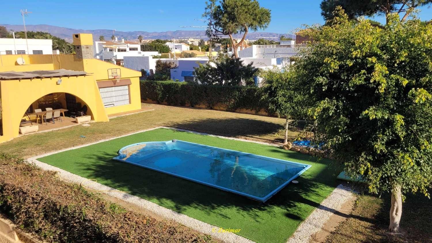 3 soveværelse Villa til salg i Roquetas de Mar med swimmingpool - € 500.000 (Ref: 8747875)
