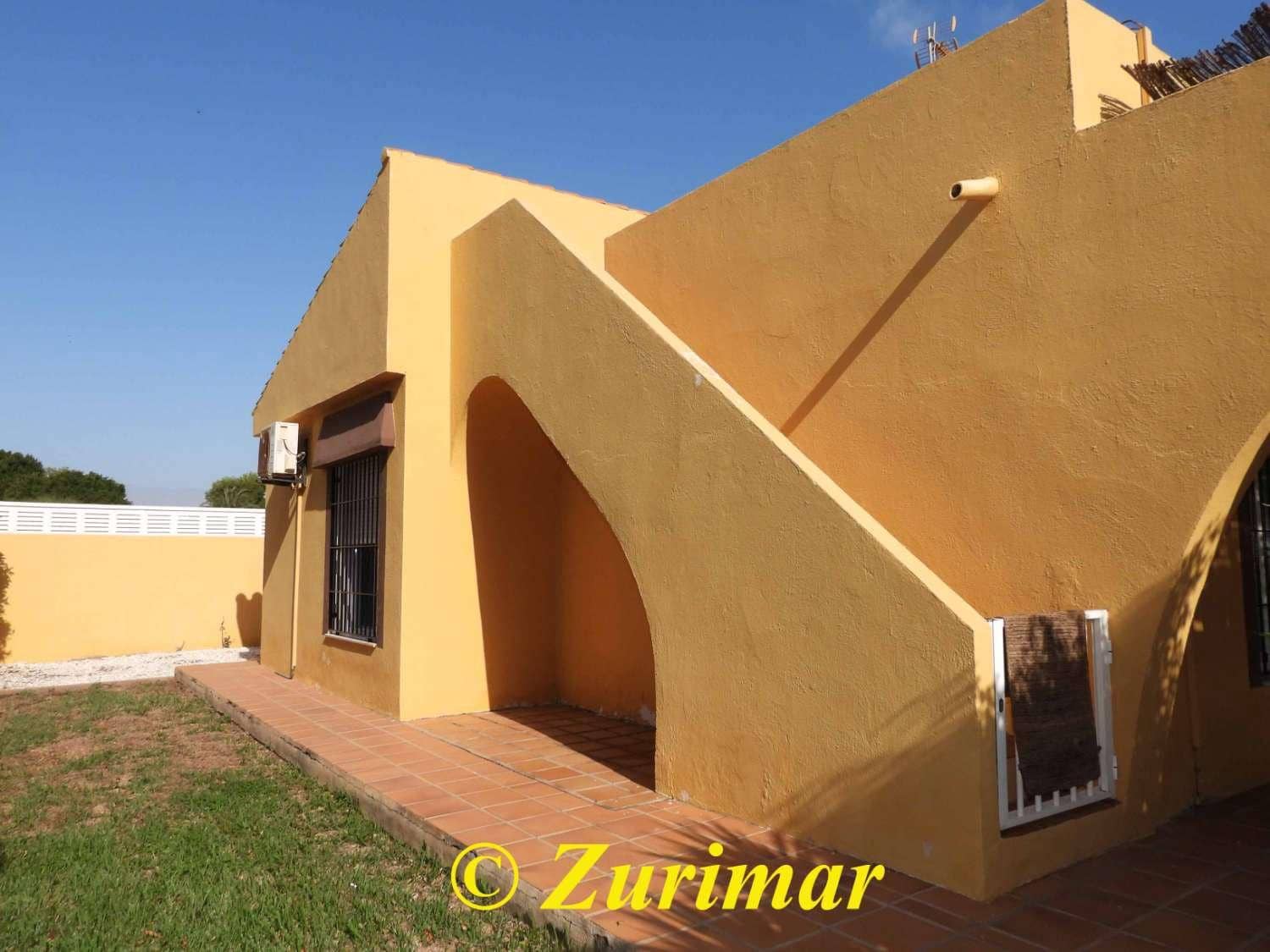 3 soveværelse Villa til salg i Roquetas de Mar med swimmingpool - € 500.000 (Ref: 8747875)