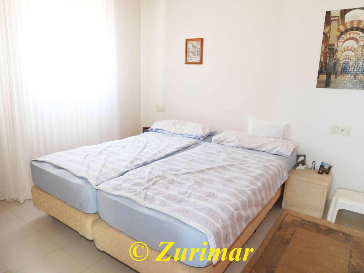 Leilighet til salgs i Roquetas de Mar med svømmebasseng - € 195 000 (Ref: 9126893)