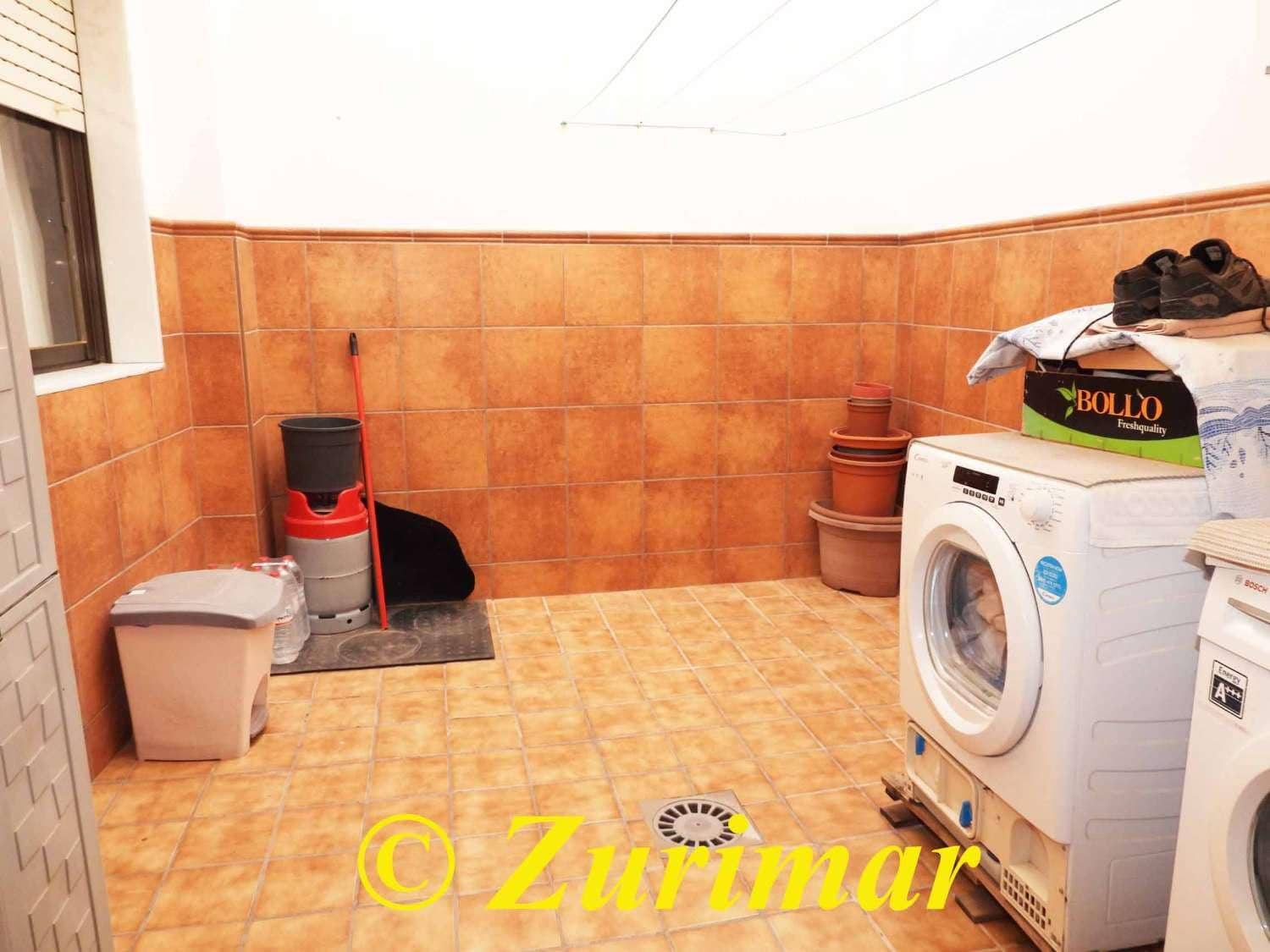 4 bedroom Apartment for sale in Roquetas de Mar with garage - € 350,000 (Ref: 9465572)