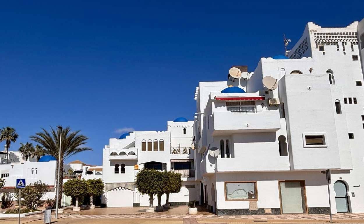 2 bedroom Apartment for sale in Roquetas de Mar with pool - € 220,000 (Ref: 9721028)