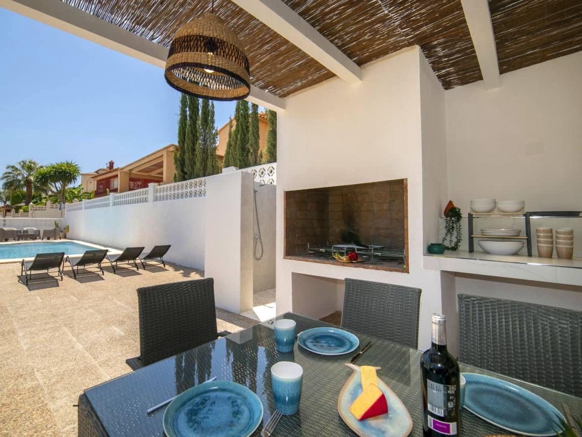 4 bedroom Villa for sale in Calpe / Calp - € 695,000 (Ref: 9520565)