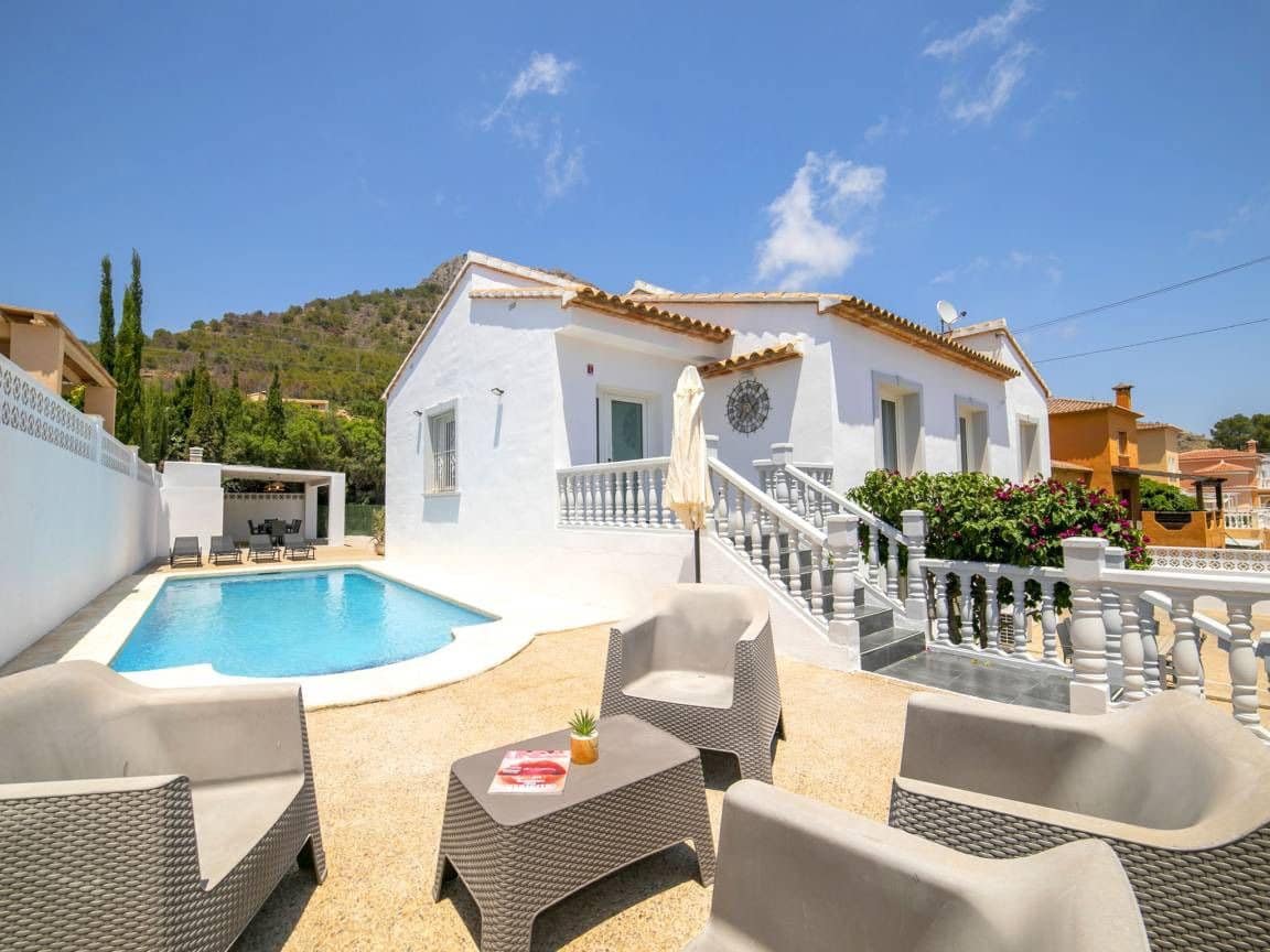 4 bedroom Villa for sale in Calpe / Calp - € 695,000 (Ref: 9520565)