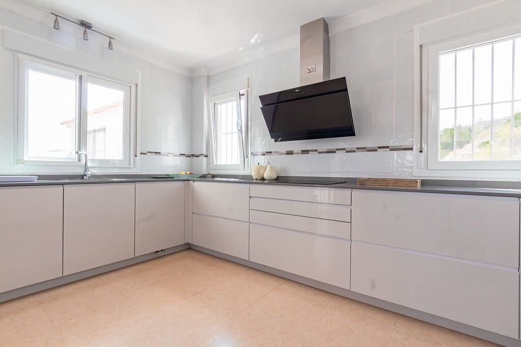 3 sypialnia Finka/Dom wiejski na sprzedaż w Sayalonga z basenem garażem - 875 000 € (Ref: 10139285)