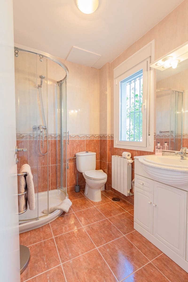 3 sypialnia Finka/Dom wiejski na sprzedaż w Sayalonga z basenem garażem - 875 000 € (Ref: 10139285)