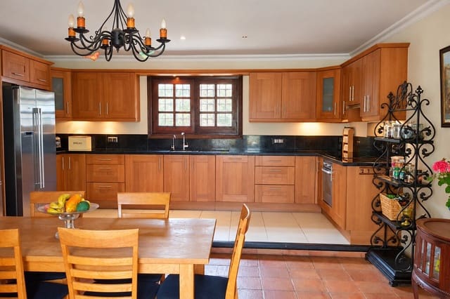 7 soveværelse Villa til salg i Torrox med swimmingpool - € 880.000 (Ref: 6053246)