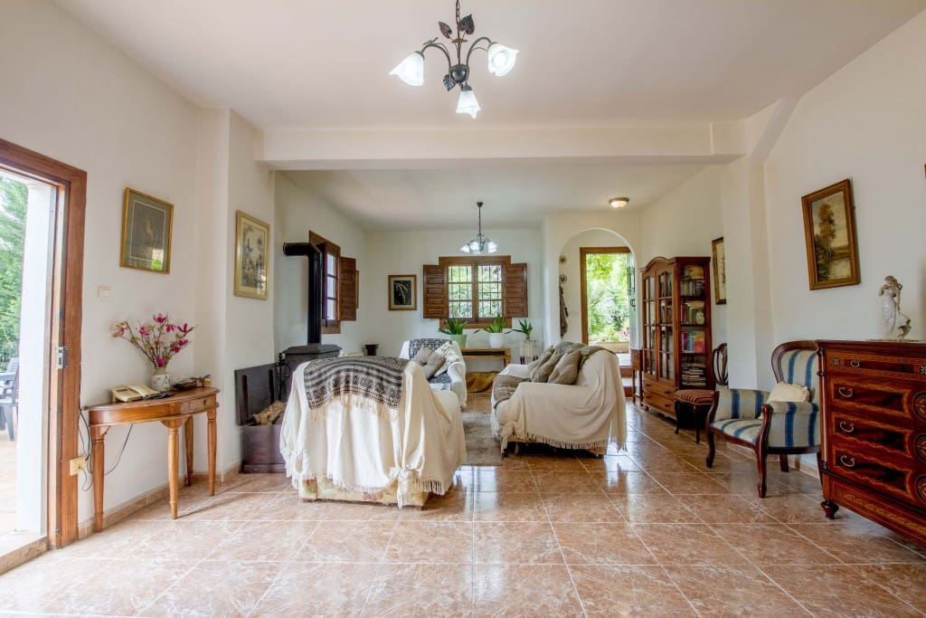 5 bedroom Finca/Country House for sale in Riogordo - € 385,000 (Ref: 9050834)