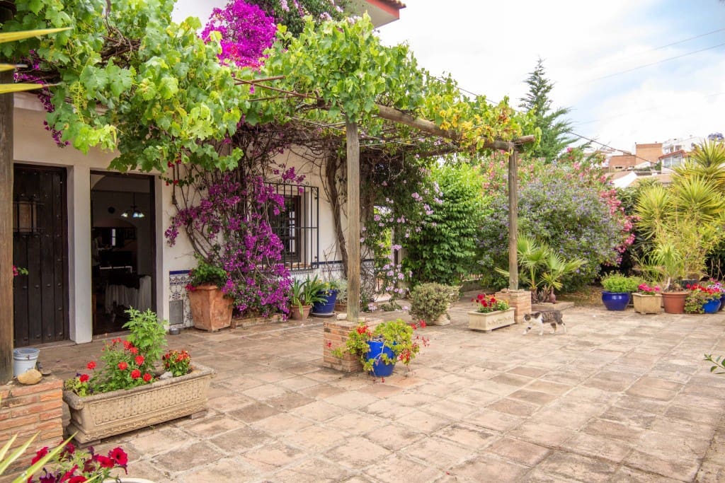 5 bedroom Finca/Country House for sale in Riogordo - € 385,000 (Ref: 9050834)