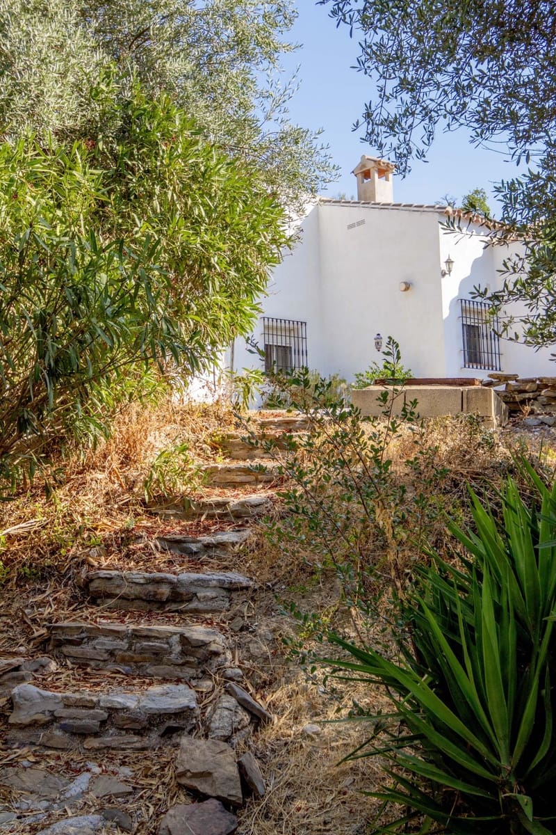 4 soveværelse Finca/Landehus til salg i Comares med swimmingpool garage - € 349.000 (Ref: 9183334)