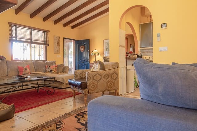 4 soveværelse Finca/Landehus til salg i Canillas de Albaida med swimmingpool - € 359.000 (Ref: 9312424)