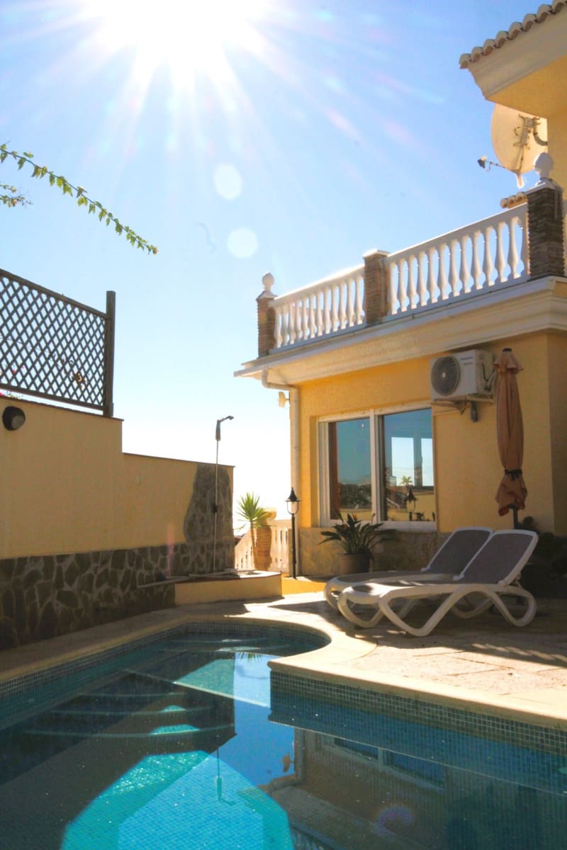 3 slaapkamer Villa te koop in Torrox-Costa met zwembad garage - € 489.000 (Ref: 9410475)