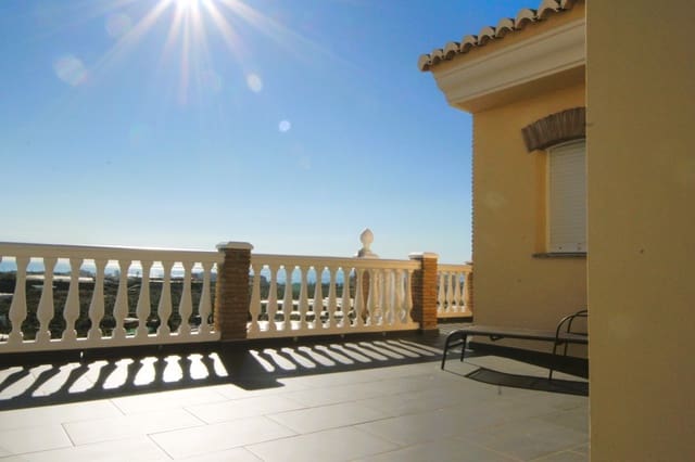 3 slaapkamer Villa te koop in Torrox-Costa, Torrox met zwembad garage - € 489.000 (Ref: 9410475)