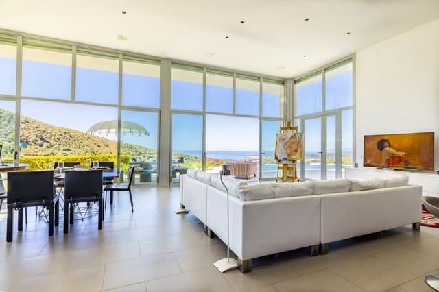 4 soveværelse Villa til salg i Sayalonga med swimmingpool - € 1.350.000 (Ref: 9461030)
