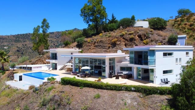 4 slaapkamer Villa te koop in Sayalonga met zwembad - € 1.350.000 (Ref: 9461030)