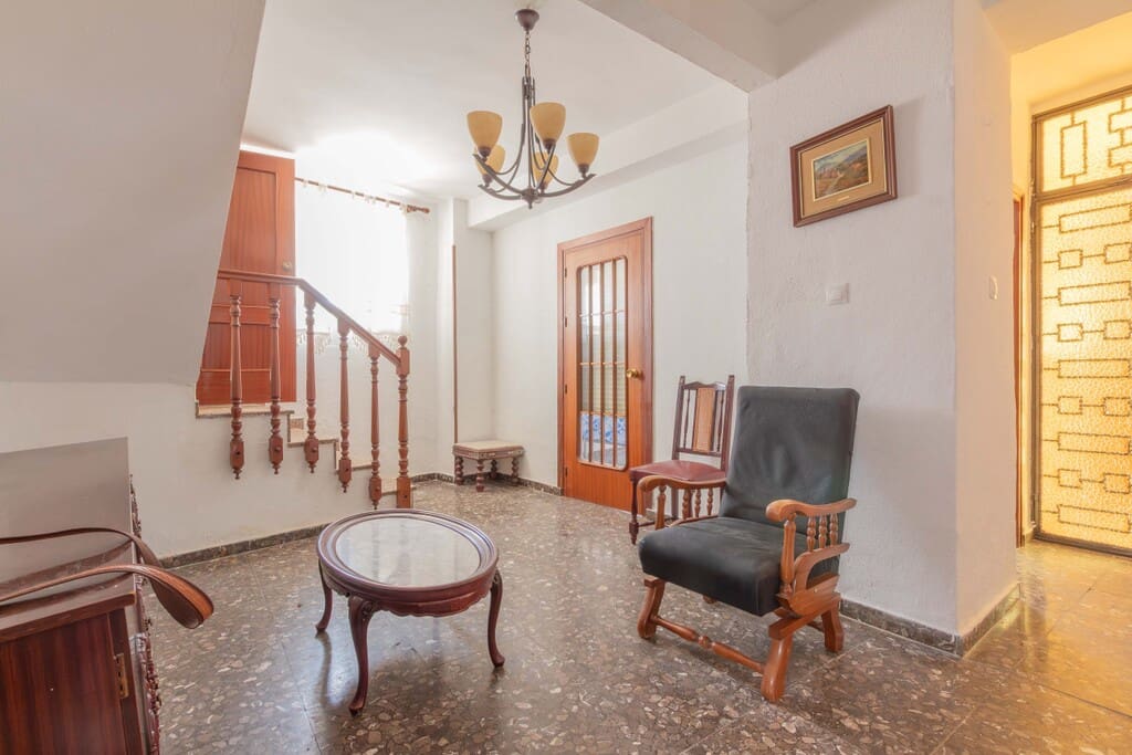 Casa de 8 habitaciones en Riogordo en venta - 310.000 € (Ref: 9835973)