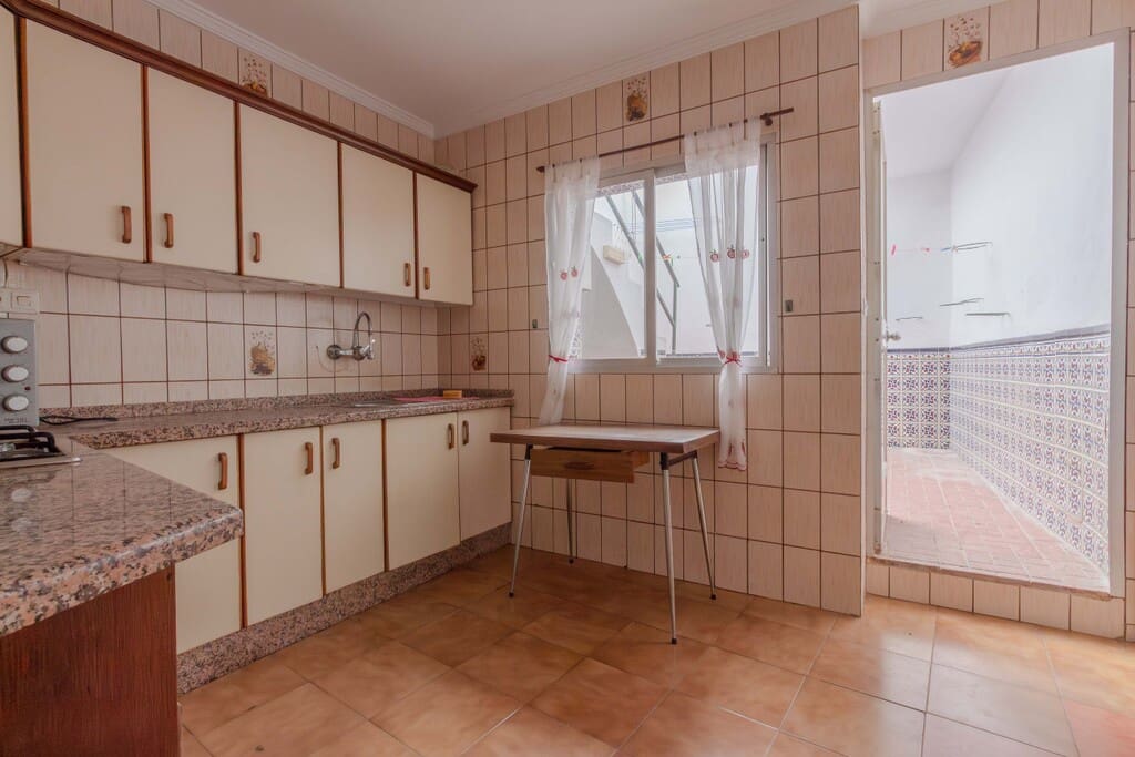 Casa de 8 habitaciones en Riogordo en venta - 310.000 € (Ref: 9835973)