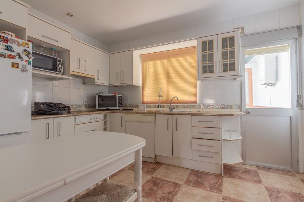 Casa de 8 habitaciones en Riogordo en venta - 310.000 € (Ref: 9835973)