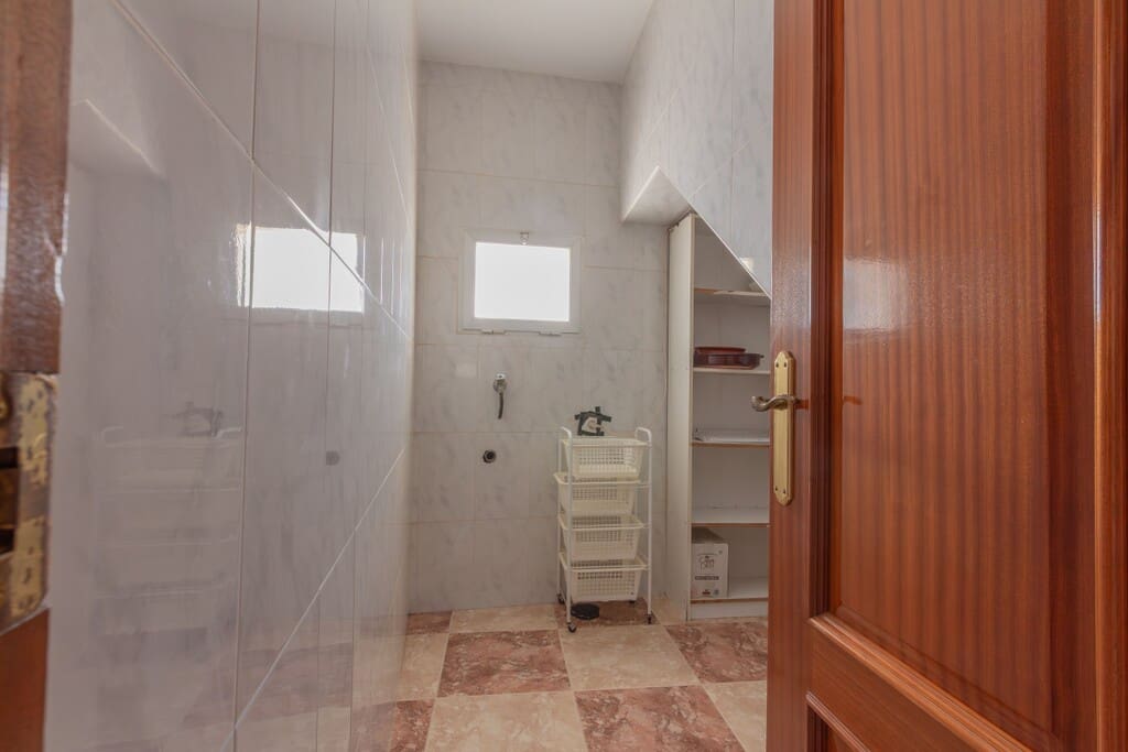 Casa de 8 habitaciones en Riogordo en venta - 310.000 € (Ref: 9835973)