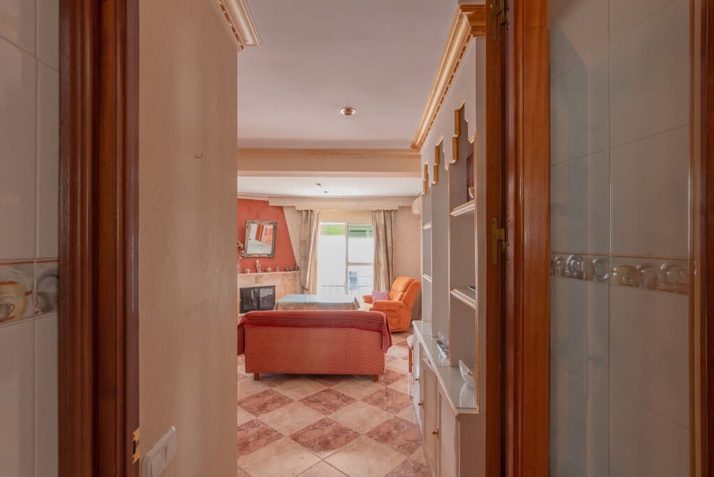 Casa de 8 habitaciones en Riogordo en venta - 310.000 € (Ref: 9835973)