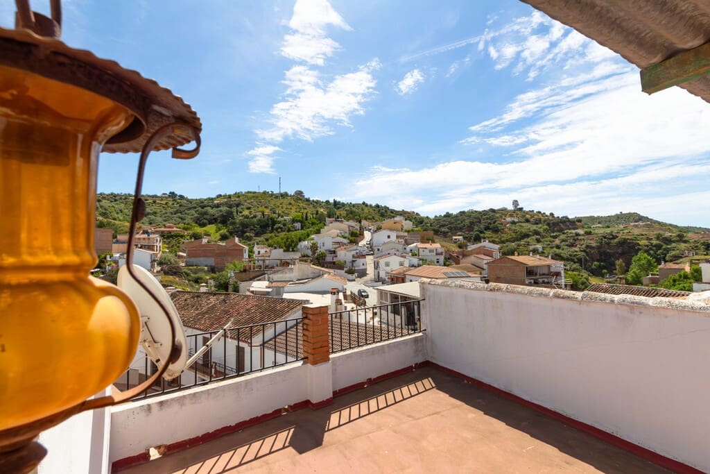 Casa de 8 habitaciones en Riogordo en venta - 310.000 € (Ref: 9835973)