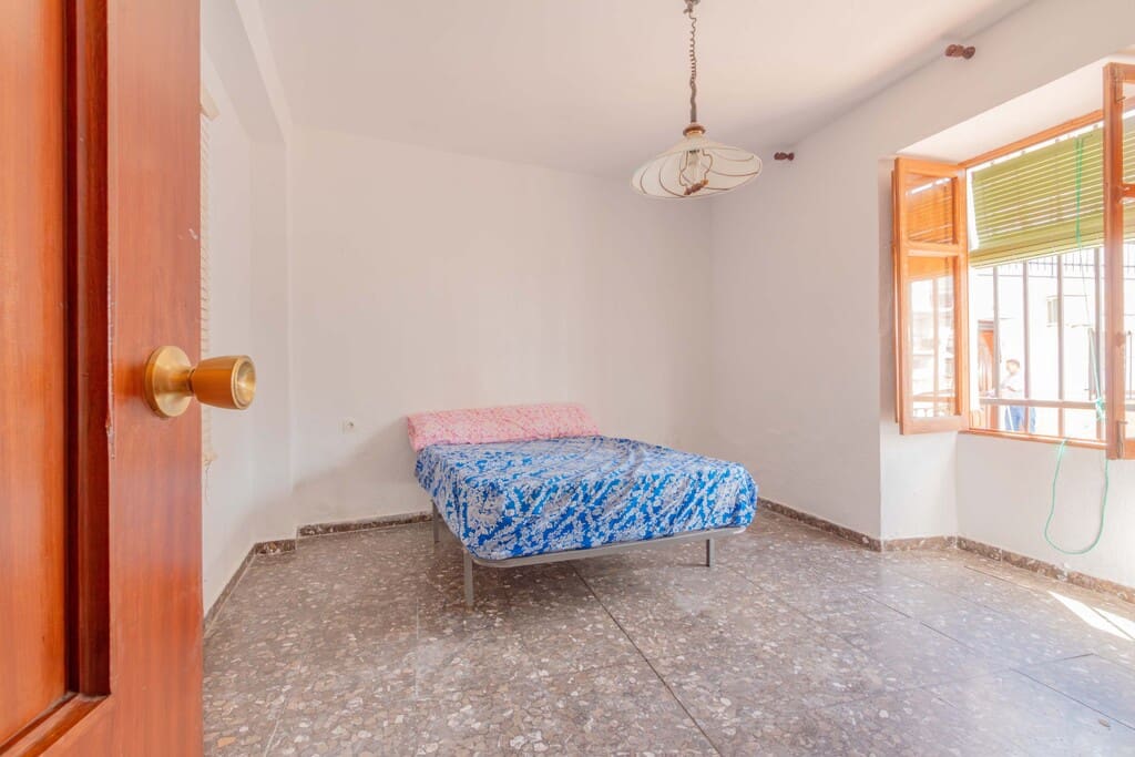 Casa de 8 habitaciones en Riogordo en venta - 310.000 € (Ref: 9835973)