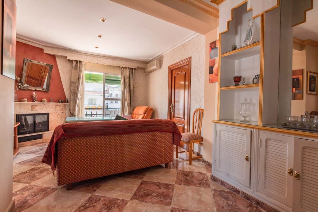 Casa de 8 habitaciones en Riogordo en venta - 310.000 € (Ref: 9835973)