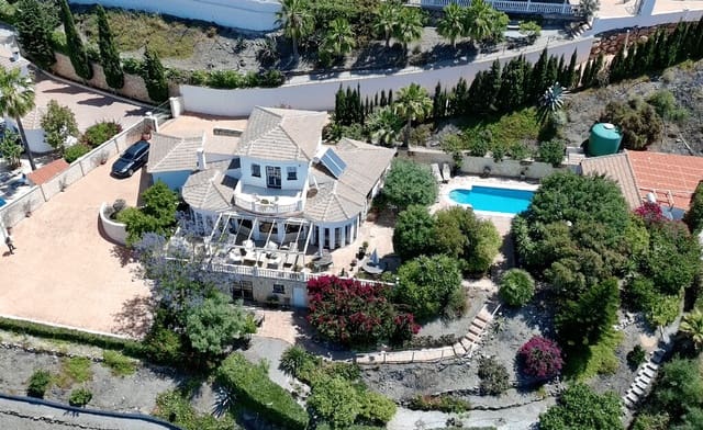 Chalet de 5 habitaciones en Arenas en venta con piscina - 775.000 € (Ref: 9861614)