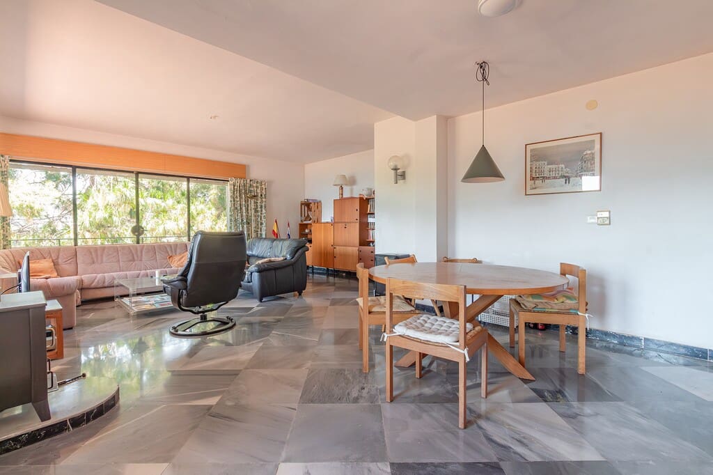 5 bedroom Villa for sale in Mezquitilla with pool garage - € 995,000 (Ref: 9959312)