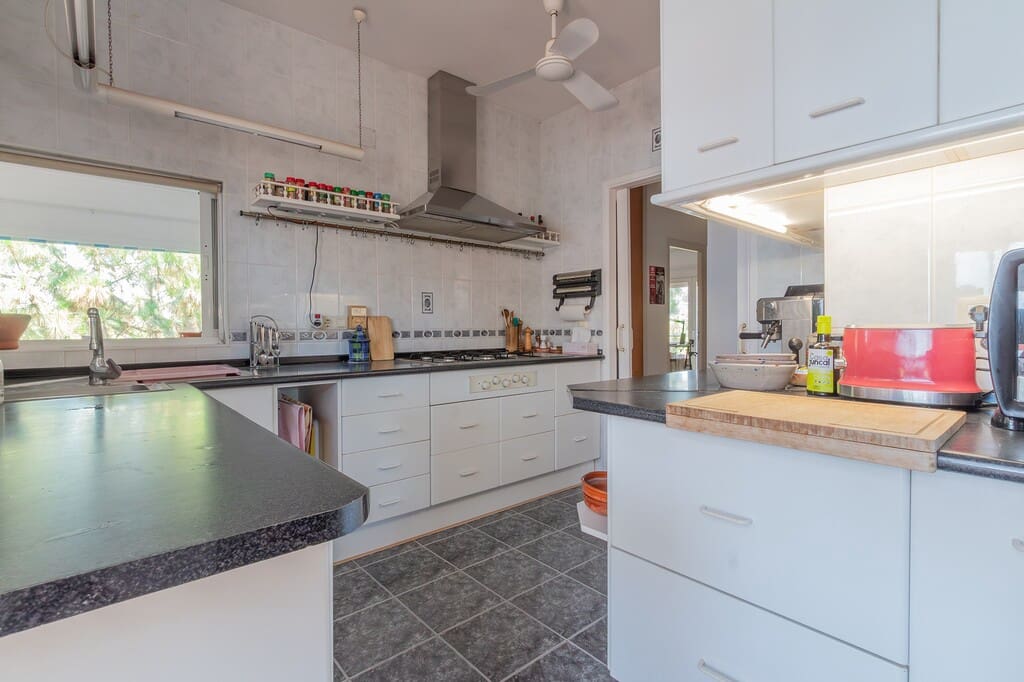 5 bedroom Villa for sale in Mezquitilla with pool garage - € 995,000 (Ref: 9959312)
