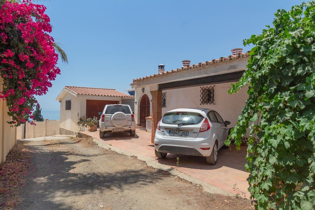 5 bedroom Villa for sale in Mezquitilla with pool garage - € 995,000 (Ref: 9959312)