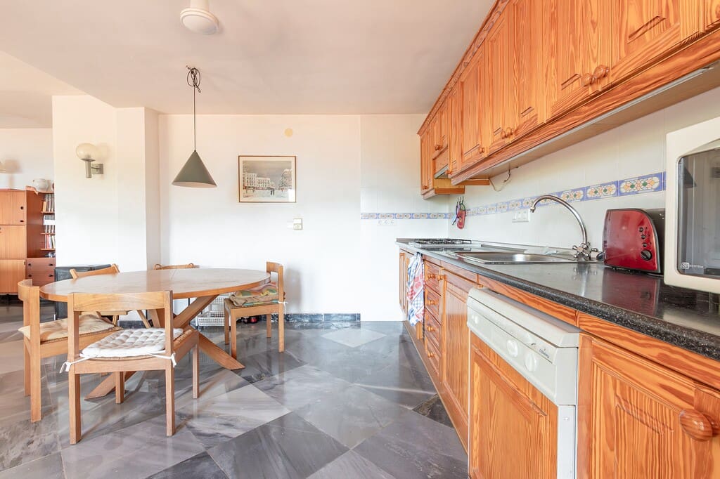 5 bedroom Villa for sale in Mezquitilla with pool garage - € 995,000 (Ref: 9959312)
