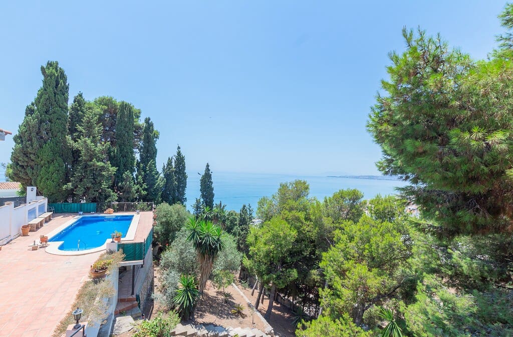 5 bedroom Villa for sale in Mezquitilla with pool garage - € 995,000 (Ref: 9959312)