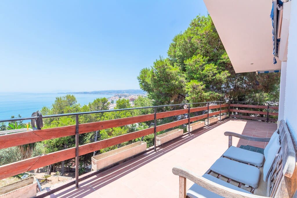 5 bedroom Villa for sale in Mezquitilla with pool garage - € 995,000 (Ref: 9959312)