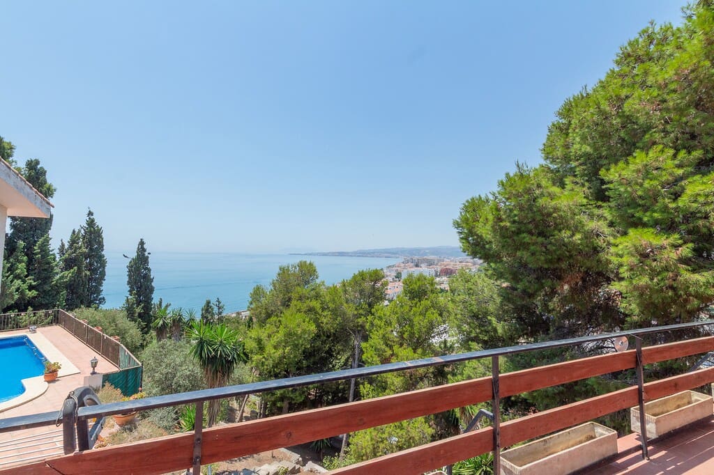5 bedroom Villa for sale in Mezquitilla with pool garage - € 995,000 (Ref: 9959312)