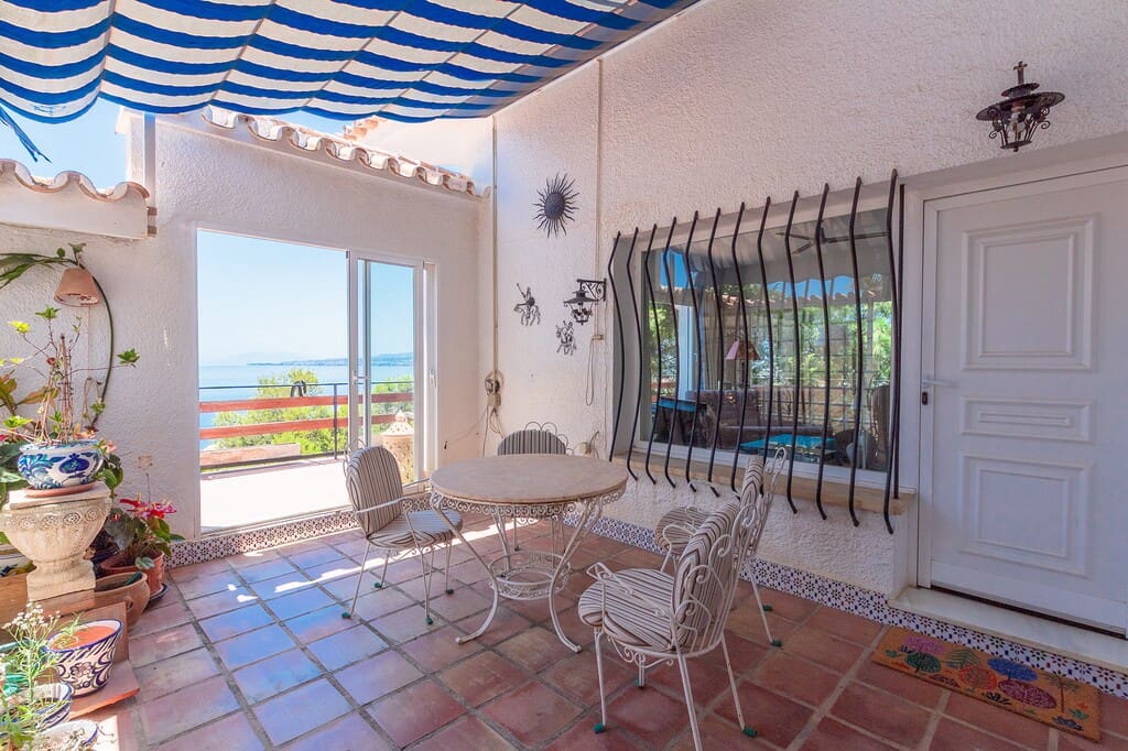 5 bedroom Villa for sale in Mezquitilla with pool garage - € 995,000 (Ref: 9959312)