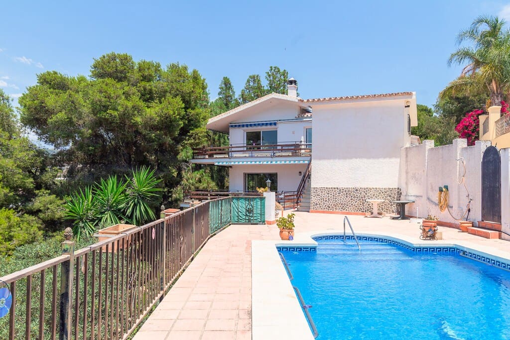 5 bedroom Villa for sale in Mezquitilla with pool garage - € 995,000 (Ref: 9959312)