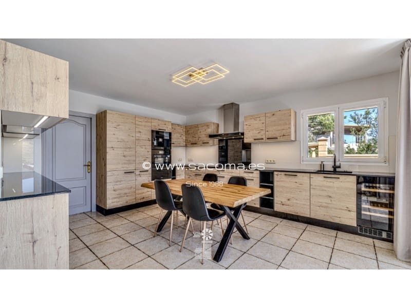 5 bedroom Villa for sale in Cala Mesquida with pool - € 1,750,000 (Ref: 9797022)